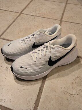 Brand New Nike Revolution 8 HJ9198 101 Men's White/Black Size 9.5 Shoes
